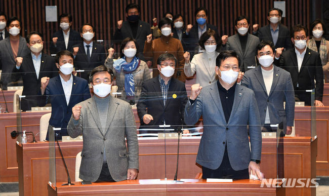 더불어민주당 송영길 대표, 윤호중 원내대표 등 참석자들이 21일 서울 여의도 국회에서 열린 긴급의원총회에서 구호제창을 하고 있다. (사진=뉴시스 제공)