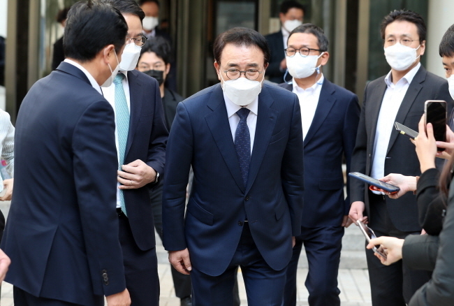 조용병 신한금융지주 회장이 22일 오후 서울 서초구 서울고등법원에서 열린 항소심 선고 공판을 마친 후 취재진에게 인사를 하고 있다. 조 회장은 이날 열린 항소심 선고공판에서 무죄판결을 받았다. 