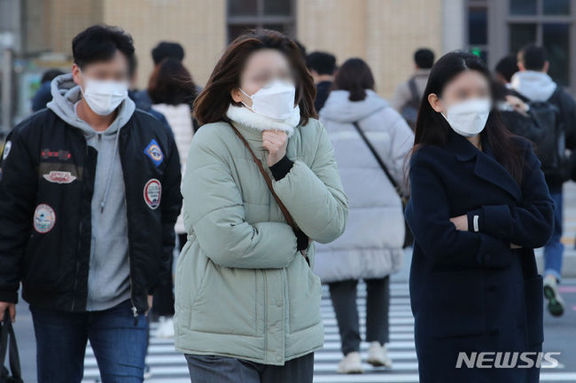 서울을 비롯한 전국 대부분 지역이 영하권 추위를 보이고 있는 지난 12일 오전 서울 종로구 광화문 네거리 인근에서 직장인들이 출근하고 있다. (사진=뉴시스 제공)