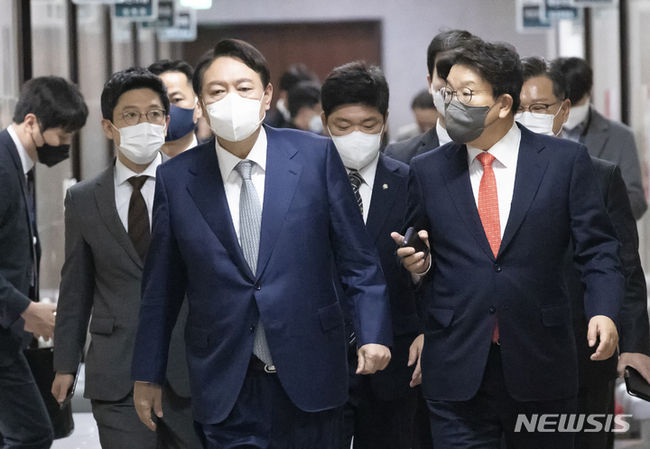 윤석열 국민의힘 대선 후보가 22일 서울 여의도 국회에서 열린 최고위원회의에 참석하고 있다. (사진=뉴시스 제공)