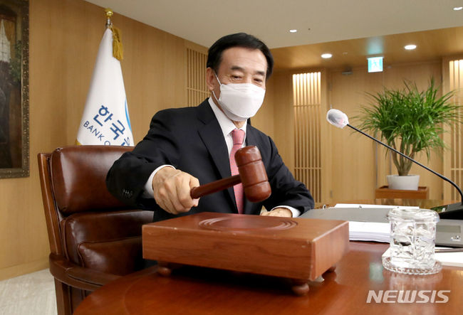 이주열 한국은행 총재가 12일 오전 서울 중구 한국은행에서 열린 금융통화위원회 본회의에서 회의를 주재하고 있다. (사진=한국은행 제공)