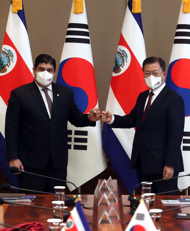 문재인 대통령과 카를로스 알바라도 케사다 코스타리카 대통령이 23일 청와대에서 정상회담을 하기에 앞서 주먹 인사하고 있다. (사진=뉴시스 제공)