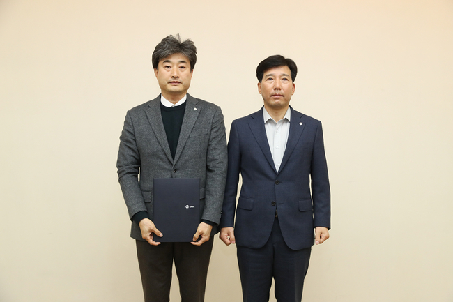 교육부장관 표창을 받은 동아대 신상문(왼쪽) 교수(입학관리처장)가 이해우 총장과 기념촬영을 하고 있다.