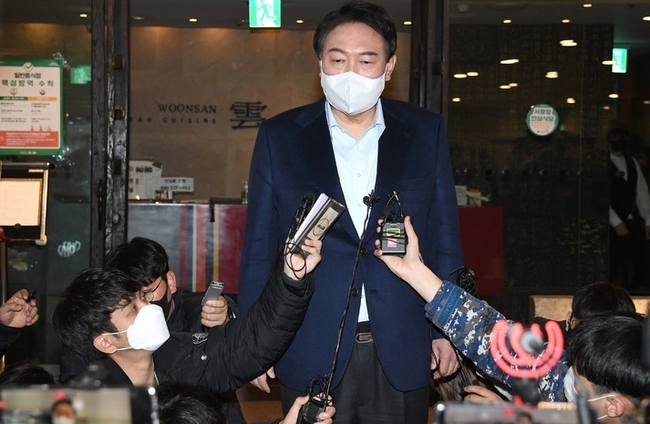 윤석열 국민의힘 대선 후보가 당 대선 경선 레이스에 참여했던 후보자들과 오찬을 위해 23일 서울 여의도 한 식당으로 들어서며 취재진 질문에 답변하고 있다.(사진=뉴시스 제공)