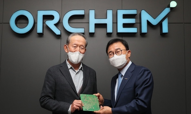 허창수 전경련 회장이 23일 경기도 안산시 소재 인쇄회로기판(PCB) 및 반도체 패키지 공정 화학소재 생산 전문기업인 ㈜오알켐을 방문해 인쇄회로기판(PCB)을 들고 기념촬영을 하고 있다.(사진=전국경제인연합회 제공) 
