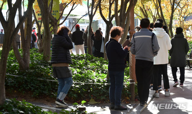 지난 23일 오전 대구 중구 국채보상운동기념공원 임시선별검사소에서 시민들이 코로나19 진단검사를 받기 위해 순서를 기다리고 있다. (사진=뉴시스 제공)