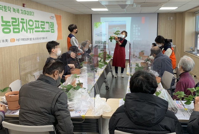 치매 어르신과 가족들이 지난 18일 수성구치매안심센터에서 치매 극복 치유 농림 프로그램 ‘토닥토닥, 녹색 치유 이야기’에 참여해 도자기 화분 만들기를 하고 있다.