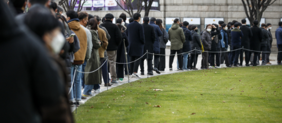 0시 기준 국내 코로나19 신규확진자가 4116명으로 역대 최대치를 경신한 24일 오후 서울 중구 서울광장에 설치된 코로나19 임시선별검사소를 찾은 시민들이 검사를 받기 위해 줄 서 있다.(사진=뉴시스 제공)