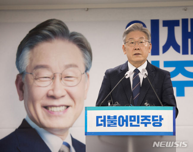 이재명 더불어민주당 대선 후보가 24일 서울 여의도 중앙당사에서 주요 당직자 일괄 사퇴 관련 취재진 질문에 답변하고 있다. (사진=뉴시스 제공)
