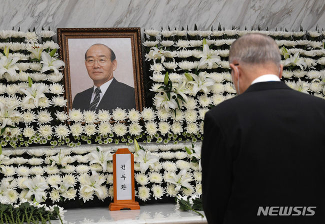 반기문 전 유엔사무총장이 24일 서울 서대문구 세브란스병원 신촌장례식장에 마련된 전직 대통령 故 전두환 씨의 빈소에서 조문하고 있다. (사진=뉴시스 제공)