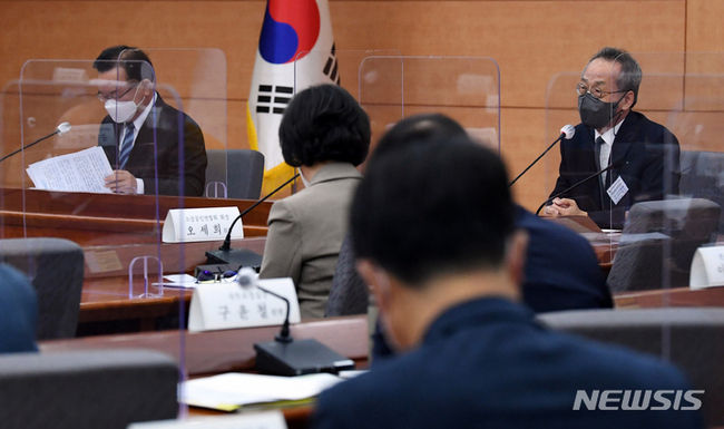 최재천 일상회복지원위원회 공동위원장이 지난달 27일 서울 종로구 정부서울청사 별관에서 열린 제3차 코로나19 일상회복지원위원회에 참석해 발언하고 있다. (사진=뉴시스 제공)