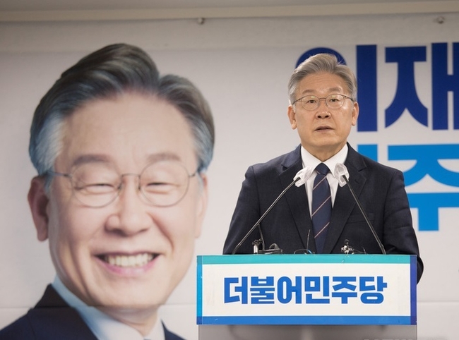 이재명 더불어민주당 대선 후보가 지난 24일 서울 여의도 중앙당사에서 주요 당직자 일괄 사퇴 관련 취재진 질문에 답변하고 있다. (사진=뉴시스 제공)