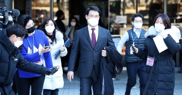 수사기록 유출 혐의로 재판에 넘겨져 2심에서 무죄를 선고받은 신광렬 부장판사가 지난 1월29일 오후 서울 서초구 서울고법에서 열린 2심 선고공판 후 법원을 나서고 있다.(사진=뉴시스 제공)
