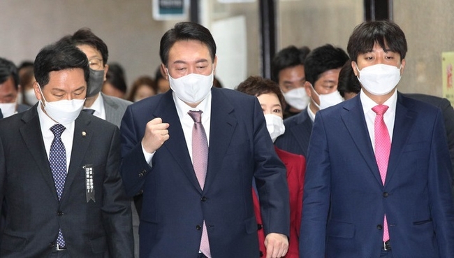 국민의힘 윤석열(가운데) 대선 후보가 25일 오전 국회에서 열린 최고위원회의에 참석하기 위해 이준석(오른쪽) 당 대표와 김기현 원내대표를 비롯한 최고위원들과 걸어오며 주먹을 쥐고 있다.(사진=뉴시스 제공)