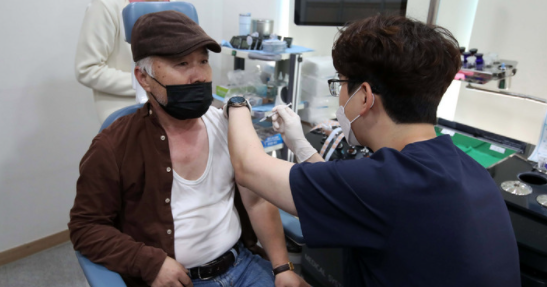 얀센 코로나백신 접종 2개월이 경과한 이들을 대상으로 한 추가접종(부스터샷)이 시작된 지난 8일 오후 서울 시내의 한 위탁의료기관에서 얀센 접종자가 추가 접종을 받고 있다.(사진=뉴시스 제공)