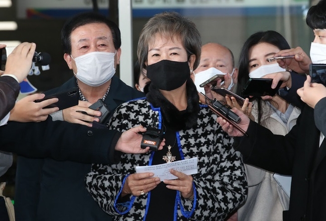  목포시 도시재생사업 자료를 받고 관련 부동산에 투기한 혐의로 재판에 넘겨진 손혜원 전 국회의원이 항소심 선고공판을 마친 후 25일 오후 서울 양천구 서울남부지방법원을 나서며 입장을 밝히고 있다. (사진=뉴시스 제공)