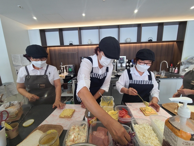 실버카페 운영 모습(사진=천안시청 제공)