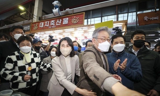 이재명 더불어민주당 대선 후보와 부인 김혜경 씨가 지난 21일 오후 충북 청주시 육거리종합시장을 찾아 상인들에게 인사하고 있다. (사진=뉴시스 제공)