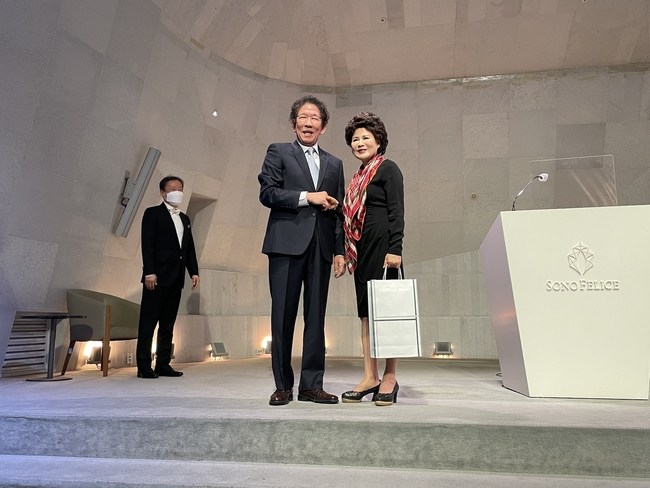 상신장학회 김경상 이사장이 10년간 공연협찬을 펼쳐온 구은희 성악가에게 감사인사를 전하고 있다.