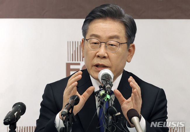 더불어민주당 이재명 대선후보가 25일 서울 중구 한국프레스센터에서 열린 외신기자클럽 초청 토론회에 참석해 일본과의 관계에 관련한 질문에 답하고 있다. (사진=뉴시스 제공)