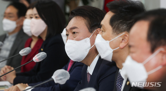 윤석열 국민의힘 대선 후보가 25일 오전 서울 여의도 국회에서 열린 최고위원회의에서 선거대책위원회 인선 관련 발언을 하고 있다. (사진=뉴시스 제공)