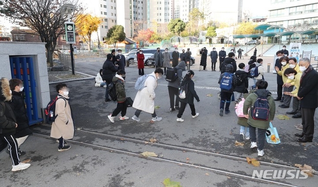 초중고 전면 등교가 시행된 지난 22일 오전 서울 용산구 효창동 금양초등학교에서 학생들이 등교하고 있다. (사진=뉴시스 제공)