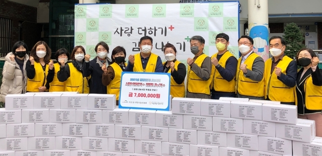 대구 수성구 지산1동 희망나눔위원회(위원장 서신교)와 지산종합사회복지관은 지난 24일 지역의 저소득층 1,300세대를 위해 김장(3,000만 원 상당) 나눔 행사를 한 후 기념촬영 하고 있다.
