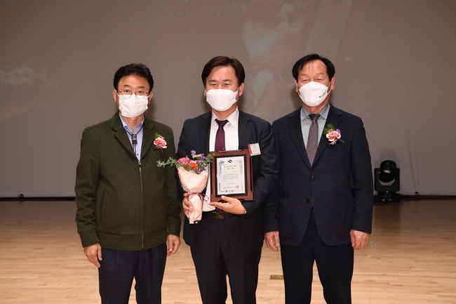 경주시가 지난 24일 경상북도청 동락관에서 개최된 ‘2021 경상북도 자원봉사대회’에서 자원봉사 우수시·군 대상을 수상하고 기념촬영을 하고 있다.(가운데 김호진 경주시 부시장)