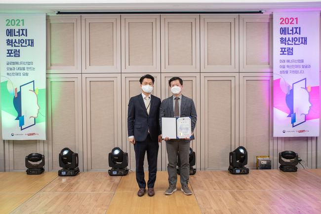 사진 오른쪽부터 정지환 부산대 교수, 박태현 산업자원통상자원부 에너지기술과장