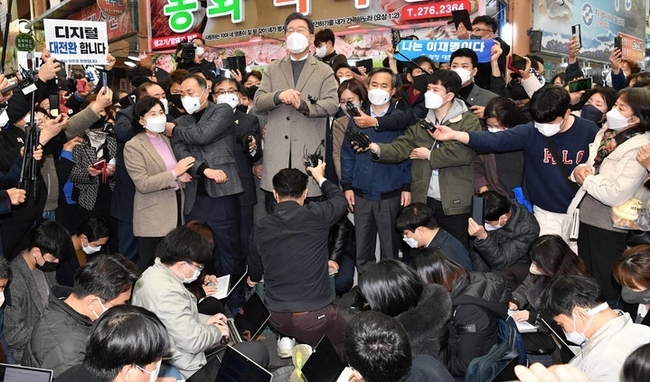 이재명 더불어민주당 대선후보가 26일 전남 목포시 동부시장에서 시민들을 향해 연설을 하고 있다. 이 후보는 세 번째 매타버스(매주 타는 민생버스) 일정으로 이날부터 3박4일간 호남 민심 탐방을 시작한다.(사진=뉴시스 제공)
