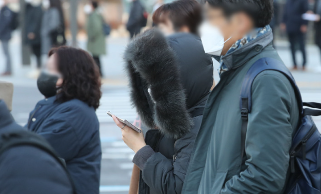 서울을 비롯한 수도권 지역이 영하권 날씨를 보인 24일 오전 서울 종로구 광화문역 인근에서 직장인들이 겉옷을 걸치고 출근하고 있다.(사진=뉴시스 제공)