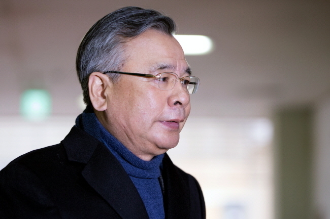 '박근혜-최순실' 게이트 특별검사팀의 박영수 특별검사가 2017년 1월 8일 오후 서울 강남구 대치동 특검 사무실로 출근하고 있다.