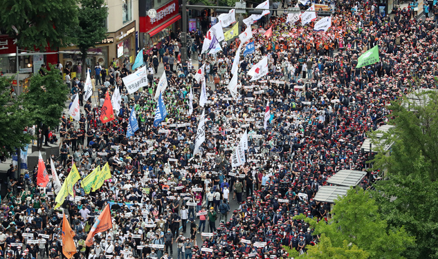 전국민주노동조합총연맹 회원들이 지난 7월3일 서울 종로2가에 모여 노동자대회를 하고 있다. (사진=뉴시스 제공)
