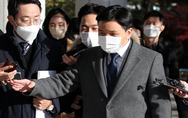 고위공직자범죄수사처(공수처) 소속 검사와 수사관들이 26일 오전 서울 서초구 대검찰청 정보통신과를 압수수색하기 위해 청사로 들어가고 있다. (사진=뉴시스 제공)