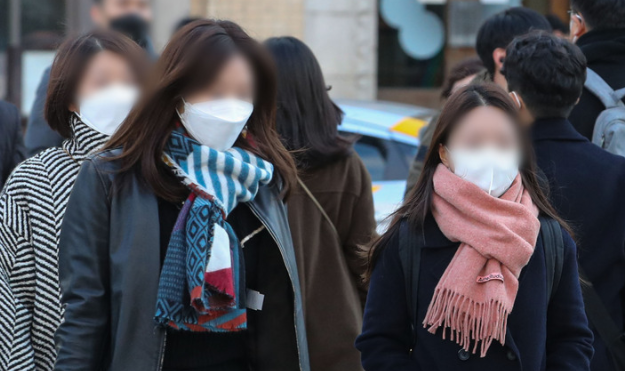 11월의 마지막 토요일 27일은 내륙 지방을 중심으로 최저 기온이 영하로 떨어지는 추위가 이어질 것으로 예상된다. 아침 최저기온은 -8~5도, 낮 최고기온은 7~13도를 오가겠다.