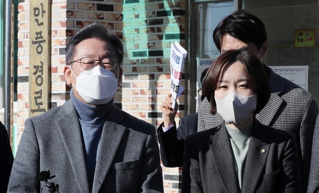  이재명 더불어민주당 대선 후보가 27일 전남 강진군 안풍 마을회관 앞에서 강진 농민들과 함께하는 군민반상회를 마치고 취재진 질문에 답변하고 있다.