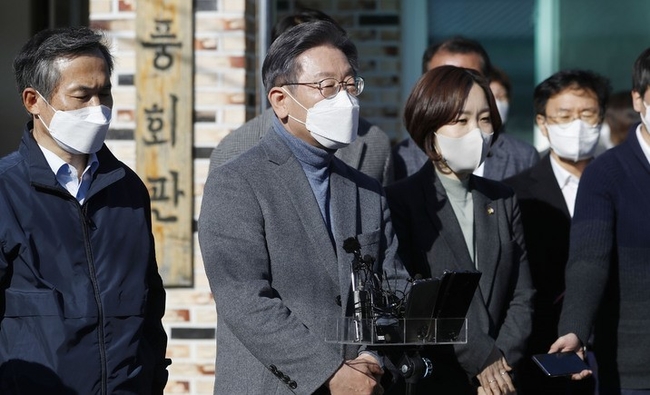  이재명 더불어민주당 대선 후보가 27일 전남 강진군 안풍 마을회관 앞에서 강진 농민들과 함께하는 군민반상회를 마치고 취재진 질문에 답변하고 있다.
