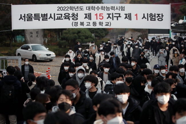 지난 일주일간 이의신청 검토를 거쳐 확정된 2022학년도 대학수학능력시험(수능) 최종 정답이 오는 29일 발표된다.
