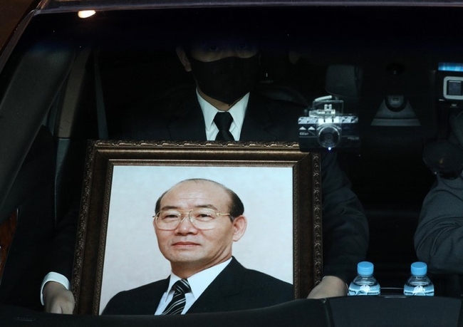 지난 27일 오전 서울 서대문구 신촌 세브란스병원 장례식장에서 전두환 전 대통령 발인이 진행되고 있다. (공동취재사진)