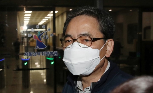 대장동 개발 민간 사업자인 화천대유에 편의를 봐준 대가로 50억원을 받은 의혹을 받고 있는 곽상도 전 의원이 지난 15일 오후 서울 양천구 서울남부지법에서 열린 20대 국회 패스트트랙 충돌 사건 관련 공판에 출석한 뒤 나오고 있다.(사진제공=뉴시스)