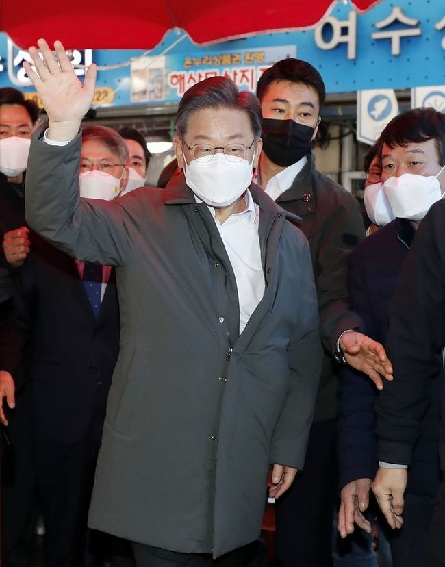 이재명 더불어민주당 대선 후보가 28일 광주 광산구 송정5일시장을 방문해 상인들과 인사하고 있다.