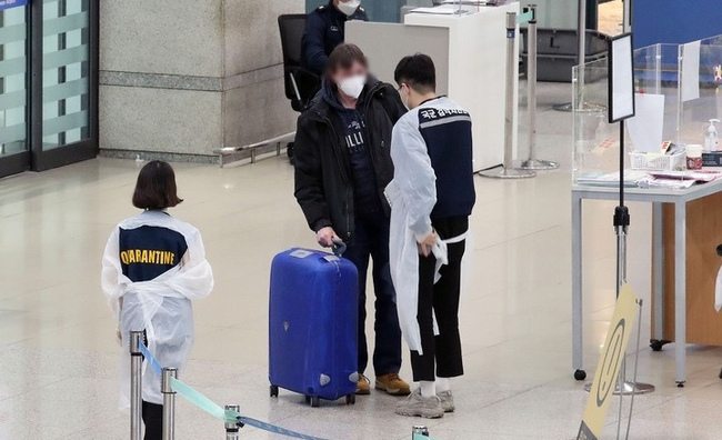 정부가 오미크론 발생 국가인 남아공과 인접국인 보츠와나, 짐바브웨, 나미비아, 레소토, 에스와티니, 모잠비크, 말라위 등 8개국을 방역강화국가, 위험국가, 격리면제 제외국가로 지정했다. 28일 오전 인천국제공항 1터미널에서 해외입국객들이 방역 관계자의 안내를 받고 있다.
