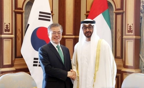 문재인 대통령이 지난 2018년 3월25일 아랍에미리트 아부다비 대통령궁에서 모하메드 빈 자이드 알 나흐얀 UAE 아부다비 왕세제와 한-UAE 단독 정상회담에 앞서 악수하고 있다.