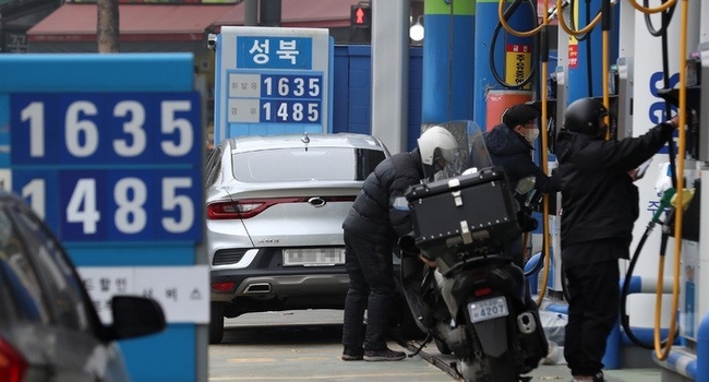 유류세 인하로 인해 전국 휘발유 평균 판매 가격이 하락세로 돌아선 21일 오후 서울 시내의 한 주유소에 유가정보가 표시되어 있다. 이날 한국석유공사 유가정보서비스 오피넷에 따르면 11월 셋째 주 전국 주유소 휘발유 평균 판매 가격은 전주 대비 90.4원 내린 1716.6원, 경유 평균 판매 가격도 지난주보다 67.0원 하락한 1535.6원을 기록했다.