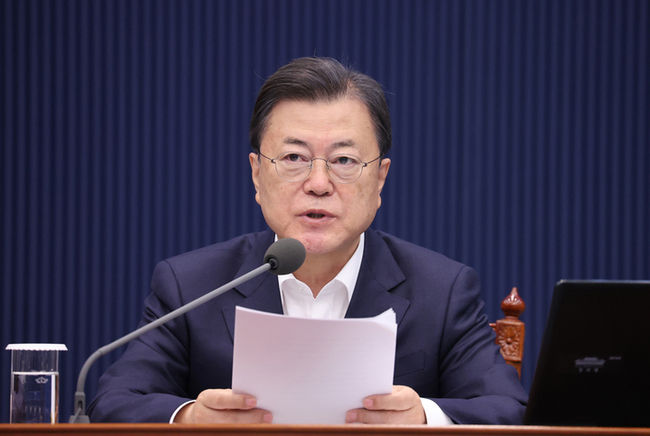 문재인 대통령이 지난 9일 오전 국무회의가 열린 청와대 여민관 영상회의실에서 발언하고 있다. (사진=뉴시스 제공)