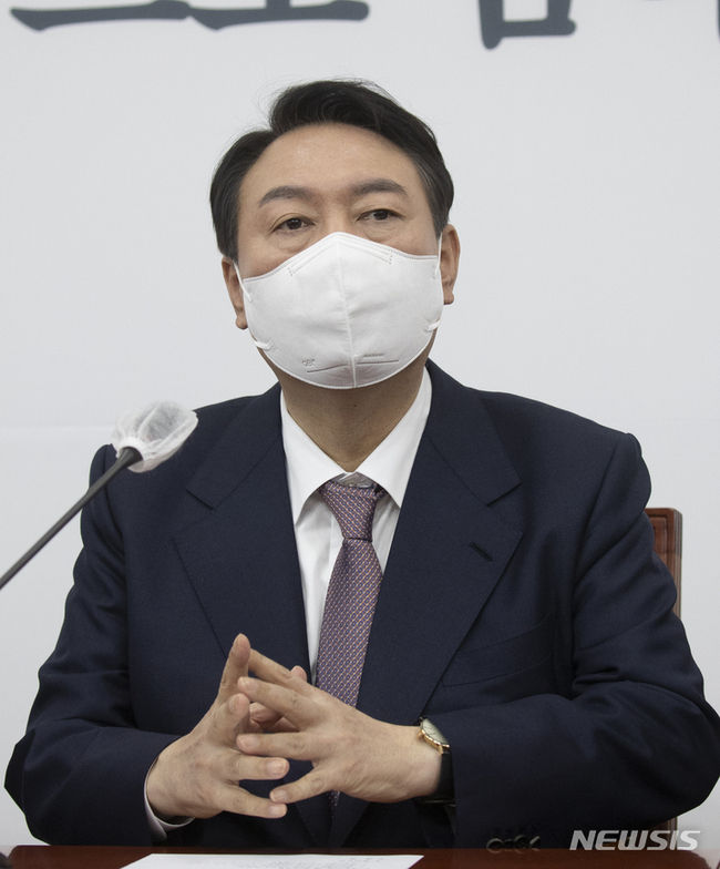 지난 25일 국회 국민의 힘 당대표 회의실에서 열린 최고위원회에 참석한 윤석열 대선후보가 선대위 인선안을 발표 하고 있다. (사진=뉴시스 제공)