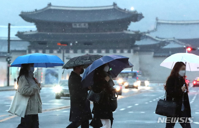 서울에 첫눈이 내린 지난 10일 오전 서울 광화문 인근에서 시민들이 출근길 발걸음을 재촉하고 있다. (사진=뉴시스 제공)
