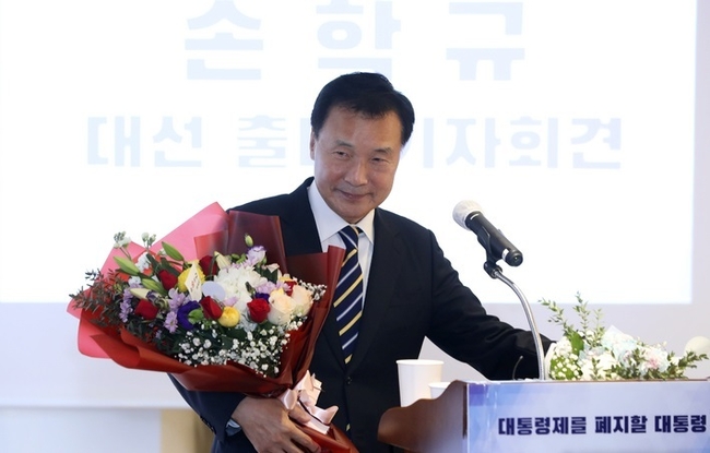 손학규 전 바른미래당 대표가 29일 서울 여의도 한 카페에서 제20대 대선 출마 선언을 마친 뒤 꽃다발을 받고 있다. (사진=뉴시스 제공)