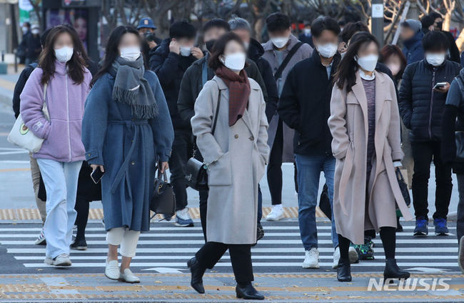 서울을 비롯한 전국 대부분 지역이 영하권 추위를 보이고 있는 지난 12일 오전 서울 종로구 광화문 네거리 인근에서 직장인들이 출근하고 있다. (사진=뉴시스 제공)