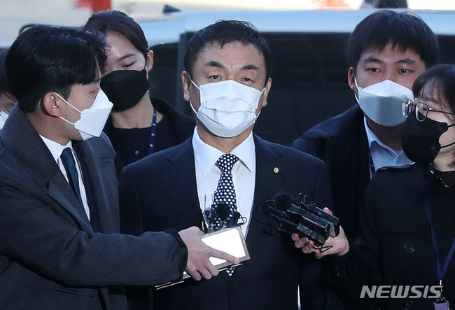 주가조작 혐의를 받는 권오수 도이치모터스 회장이 지난 16일 오전 서울 서초구 서울중앙지방법원에서 열린 구속 전 피의자 심문(영장실질심사)에 출석하고 있다. (사진=뉴시스 제공)